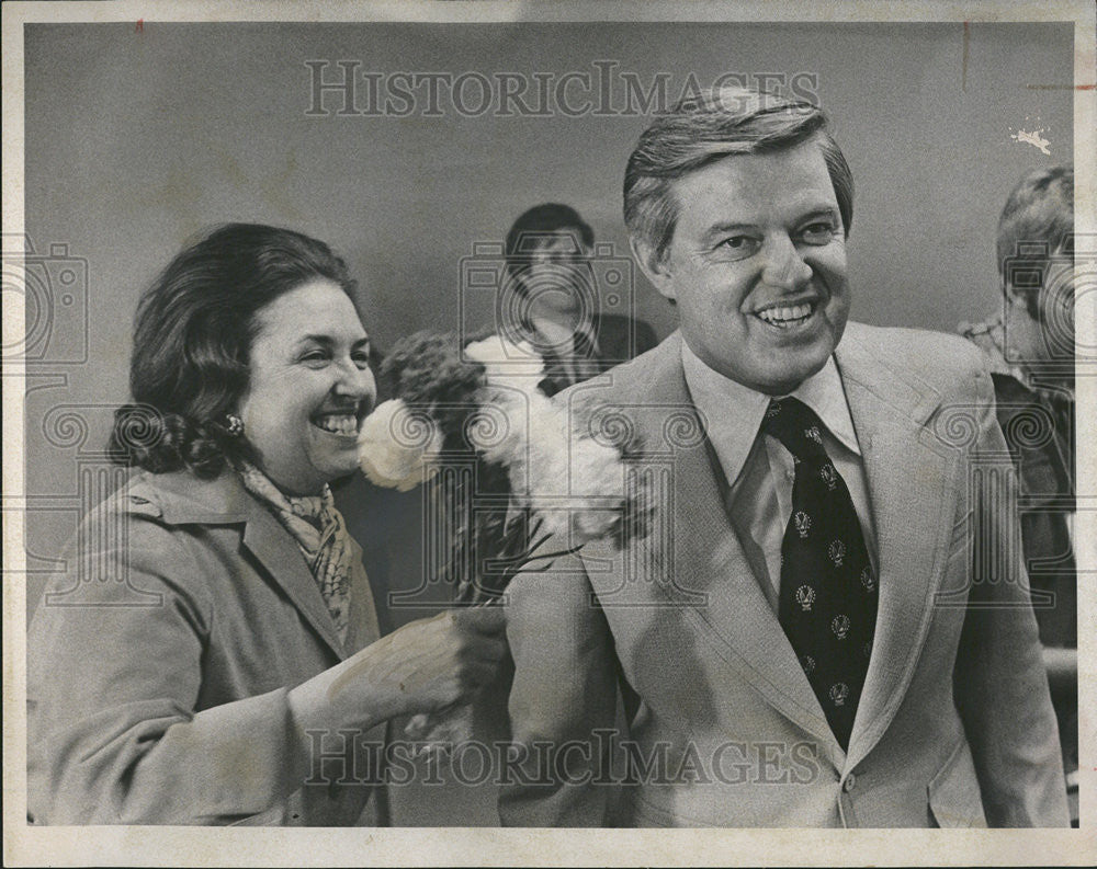 1976 Press Photo Governor Jerry Brown Greets Supporters at Stapleton Airport - Historic Images