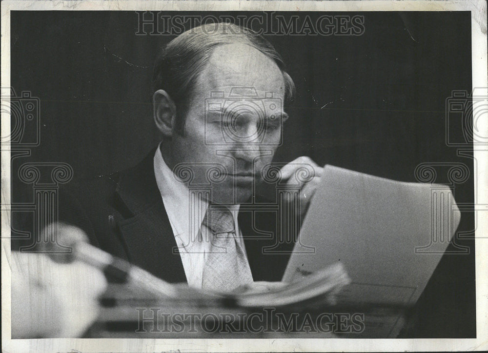 1975 Press Photo Littleton City Manager Gale Christy Detect Great Responsibility - Historic Images