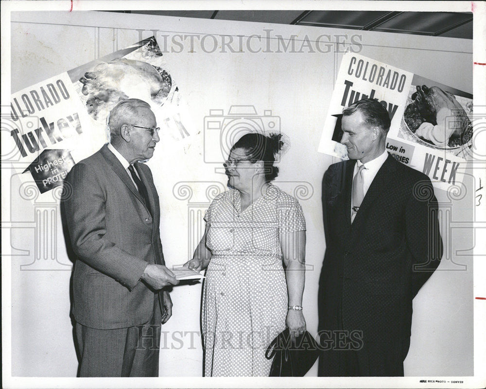 1962 Press Photo Mrs. Mary Ellis, Paul Jamieson &amp; Lloyd Churches, Turkeys - Historic Images