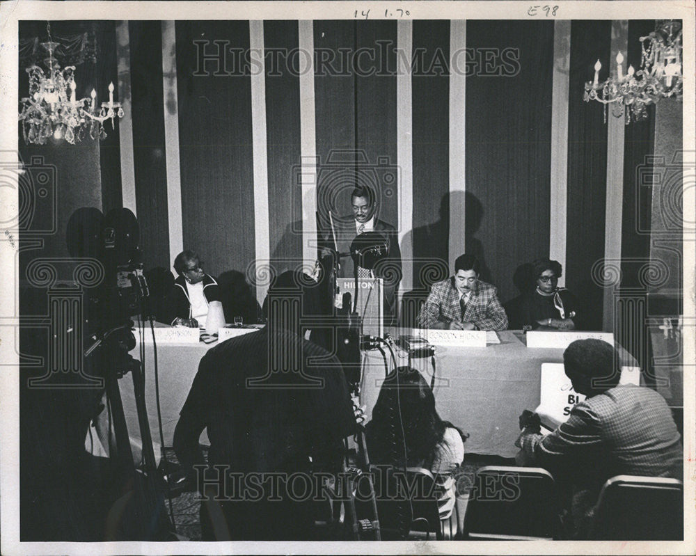 1971 Press Photo Clay Claiborne Flying Squad Leader Press Conference Denver Colo - Historic Images