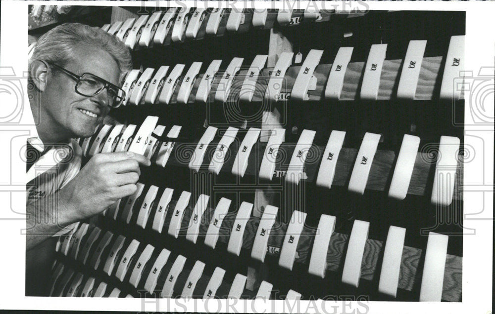 1991 Press Photo Joe Coors Jr production inspects - Historic Images