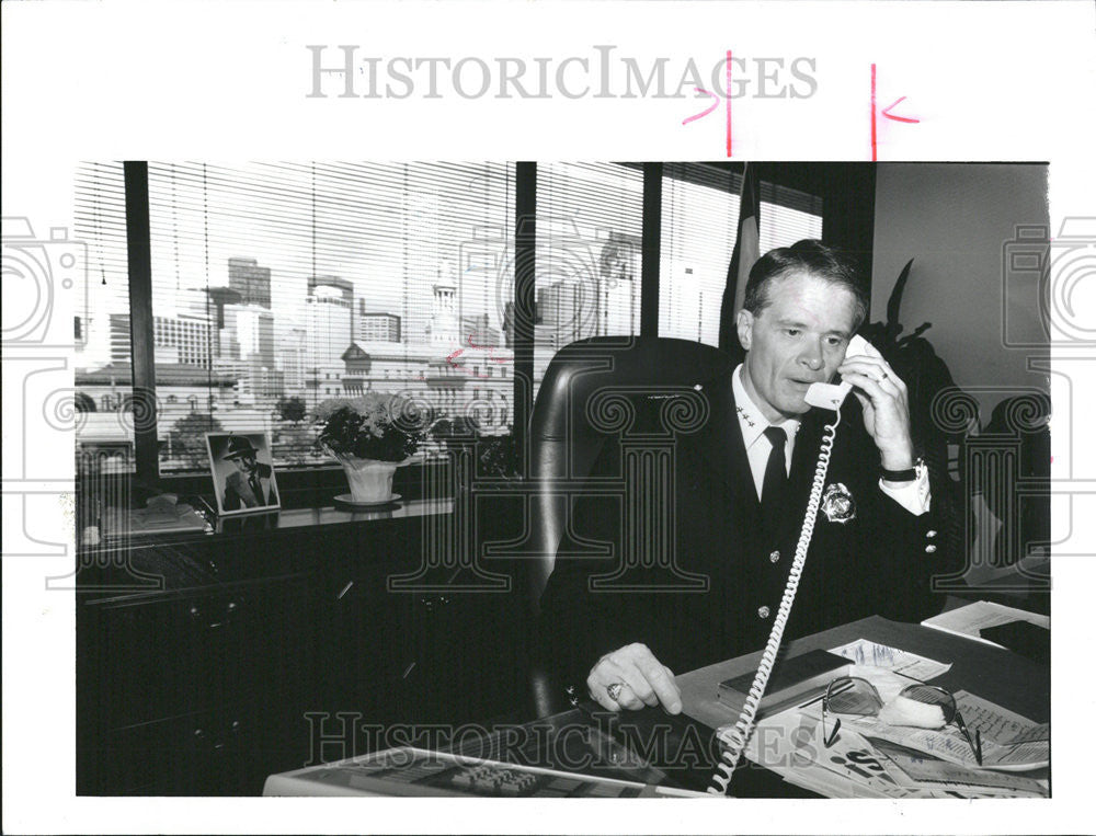 1991 Press Photo Jim Collier keeps a photo TV cop Joe. - Historic Images