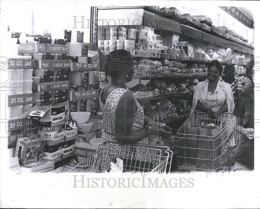 1971 Press Photo Camera Mrs Ruth Key Carrie McEwen Stores grocery - Historic Images