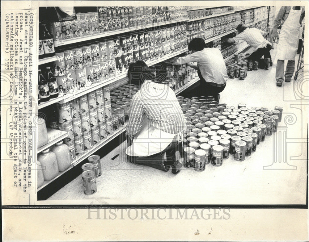 1975 Press Photo Employes Jewel store Chicago Dominick restamp price Food Chain - Historic Images