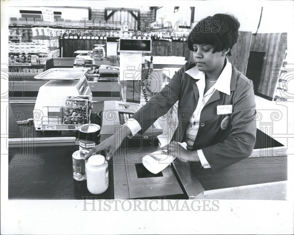 1978 Press Photo Pat Erwin Former Jack store scanner Grocery - Historic Images