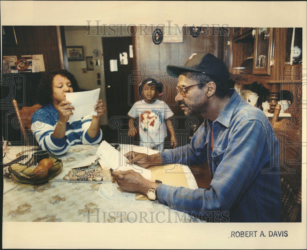 1992 Press Photo Caterpillar Strike Clayton Household - Historic Images