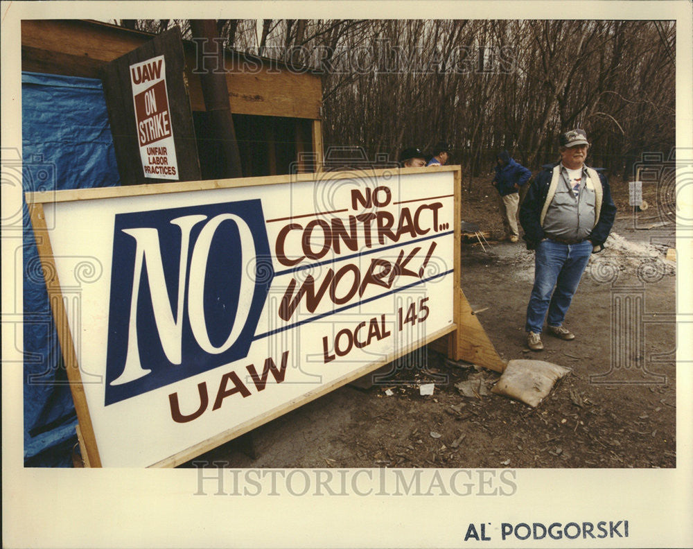 1992 Press Photo Caterpillar Storage Union striking cat workers Shack - Historic Images