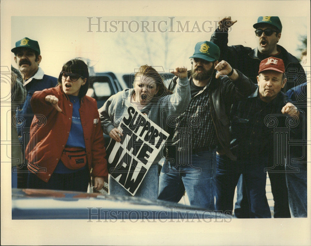 1994 Press Photo Caterpillar Tractor Worker Strike - Historic Images