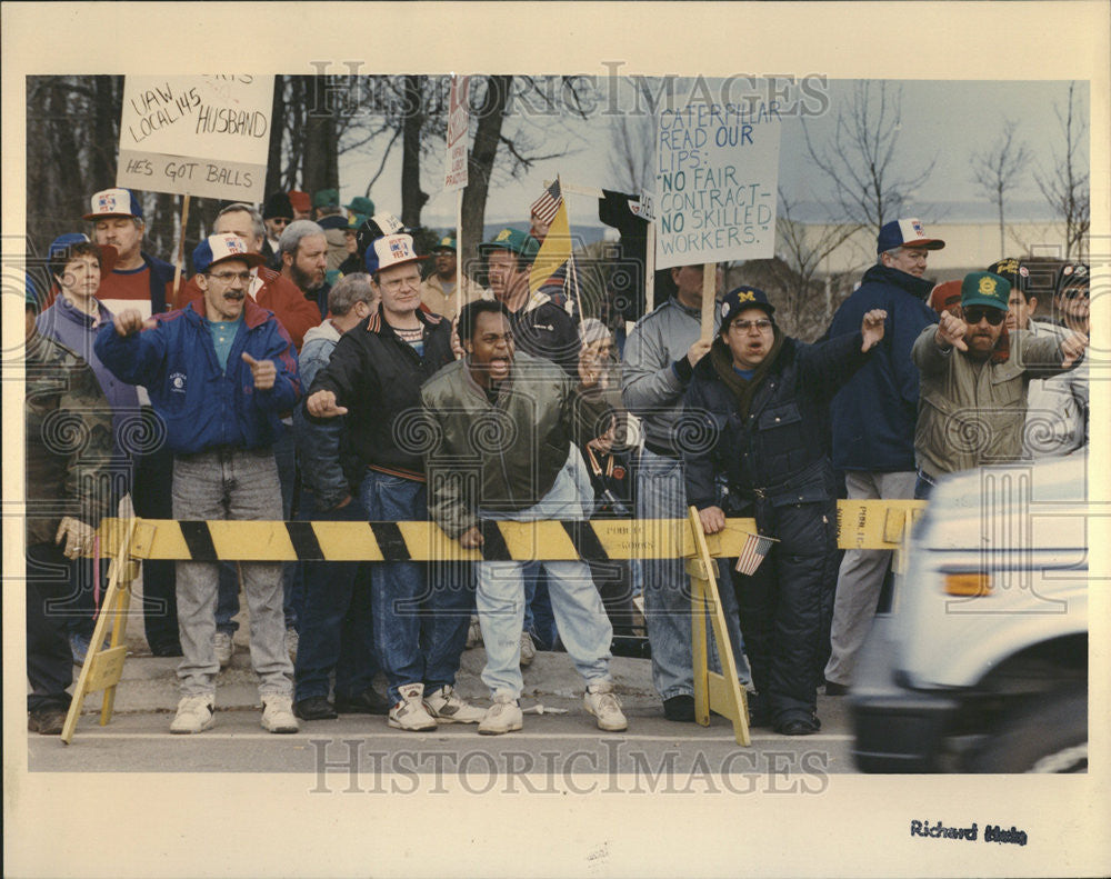 1992 Press Photo Caterpillar Tractor Worker Strike Aurora Illinois - Historic Images