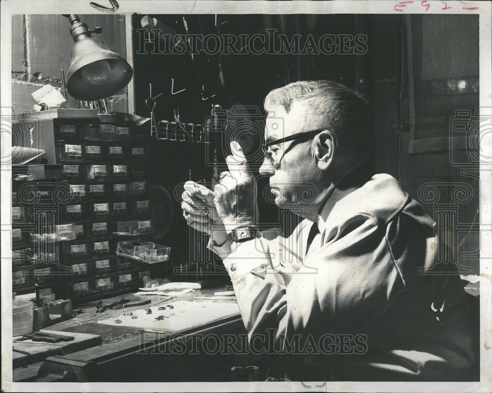 1958 Press Photo John G Thornton American Scientist Physicist Chicago Michigan - Historic Images