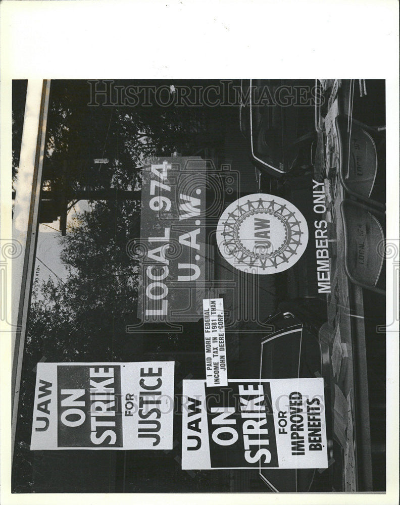 1982 Press Photo Signs America economics window UAW headquarters Peoria Justice - Historic Images