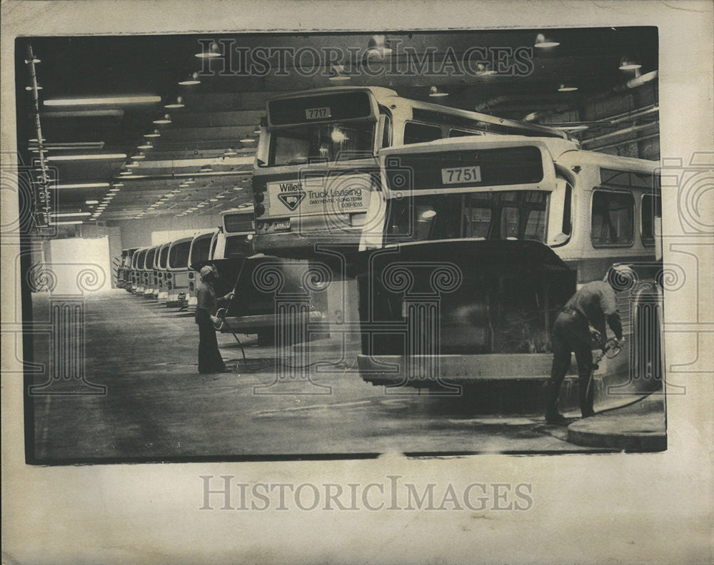 1975 Press Photo Pix Bus Motor Clean Motor Clean John Baldribge James Baylor - Historic Images