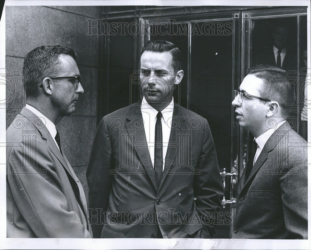 1963 Press Photo Robert Thorson conference Court House Konrad Kohl Walter Meet - Historic Images