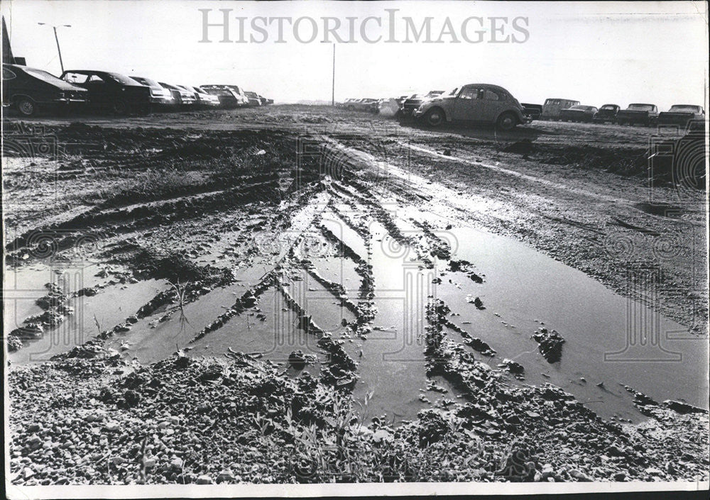 1970 Press Photo DuPange college Naperville workmen place gravel parking vehicle - Historic Images