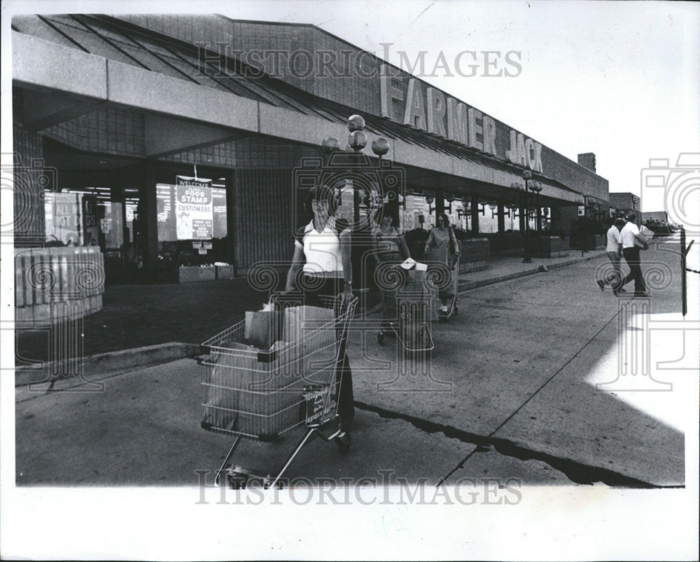 1978 Press Photo Farmer Jack Rochester Supermarket Costumer Store Women - Historic Images