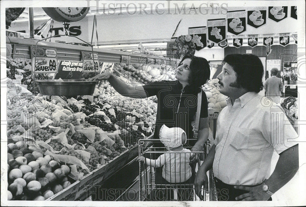 1975 Press Photo Fruits Supermarket Counter Detroit - Historic Images