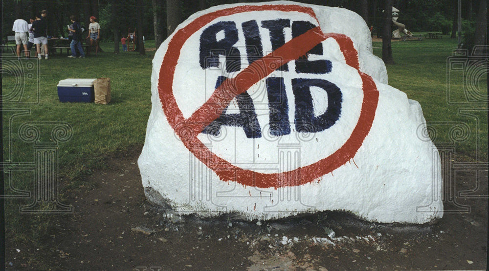 1980 Press Photo Press Photo A Sign Opposes Rite Aid - Historic Images