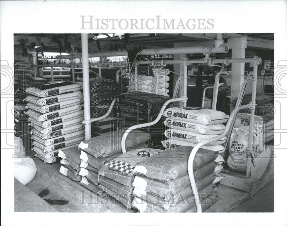 1993 Press Photo Dar Linda Howard renovated Feed Animal store James Hitchcock - Historic Images