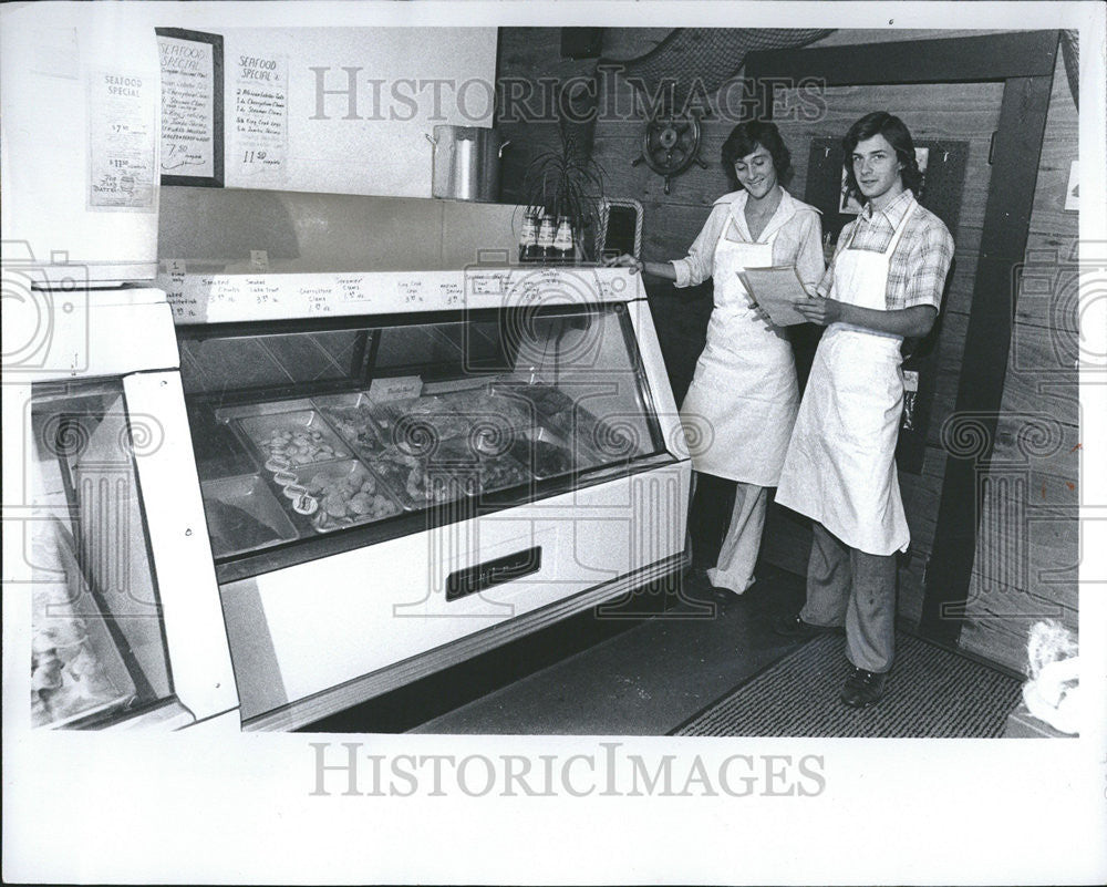 1975 Press Photo Curtis Hann Students Own Fish Market Plymouth Massachusetts - Historic Images