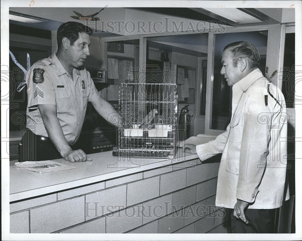 1972 Press Photo Walter McNally Son Parrot Wyandotte Police Michigan - Historic Images