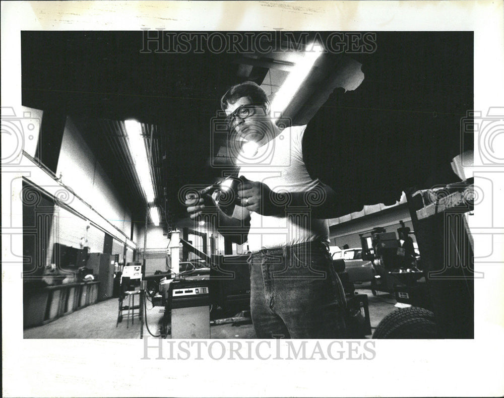 1994 Press Photo Student Ardell Overman Glen Elly Collage Car Class Check Page - Historic Images