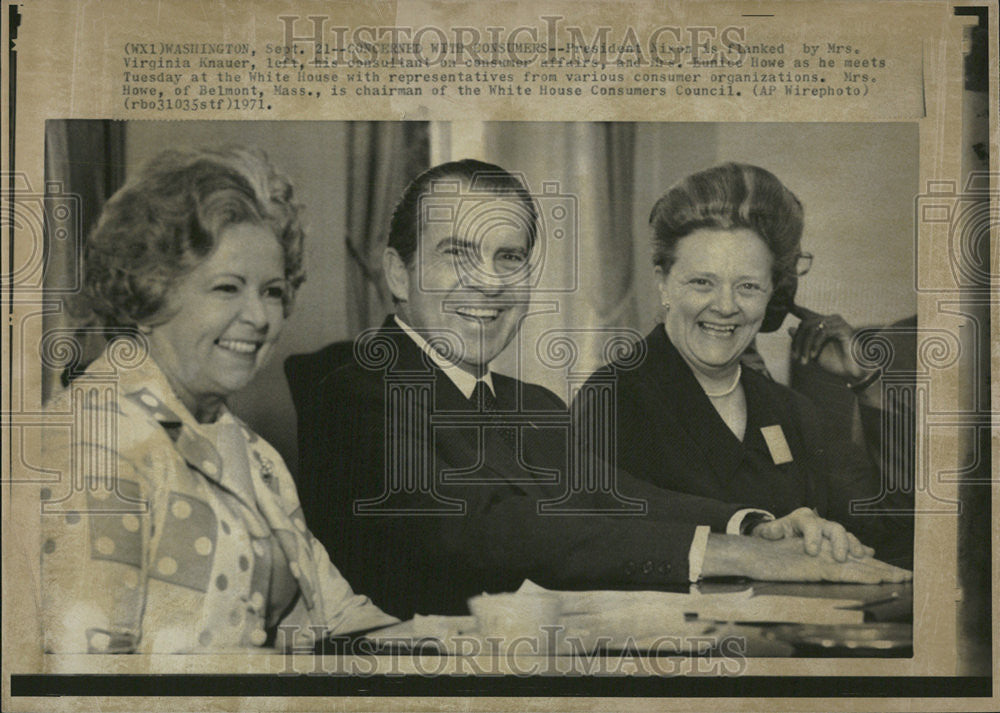 1971 Press Photo President Nixon Mrs Virginia Knauer Eunice Howe Consumers - Historic Images