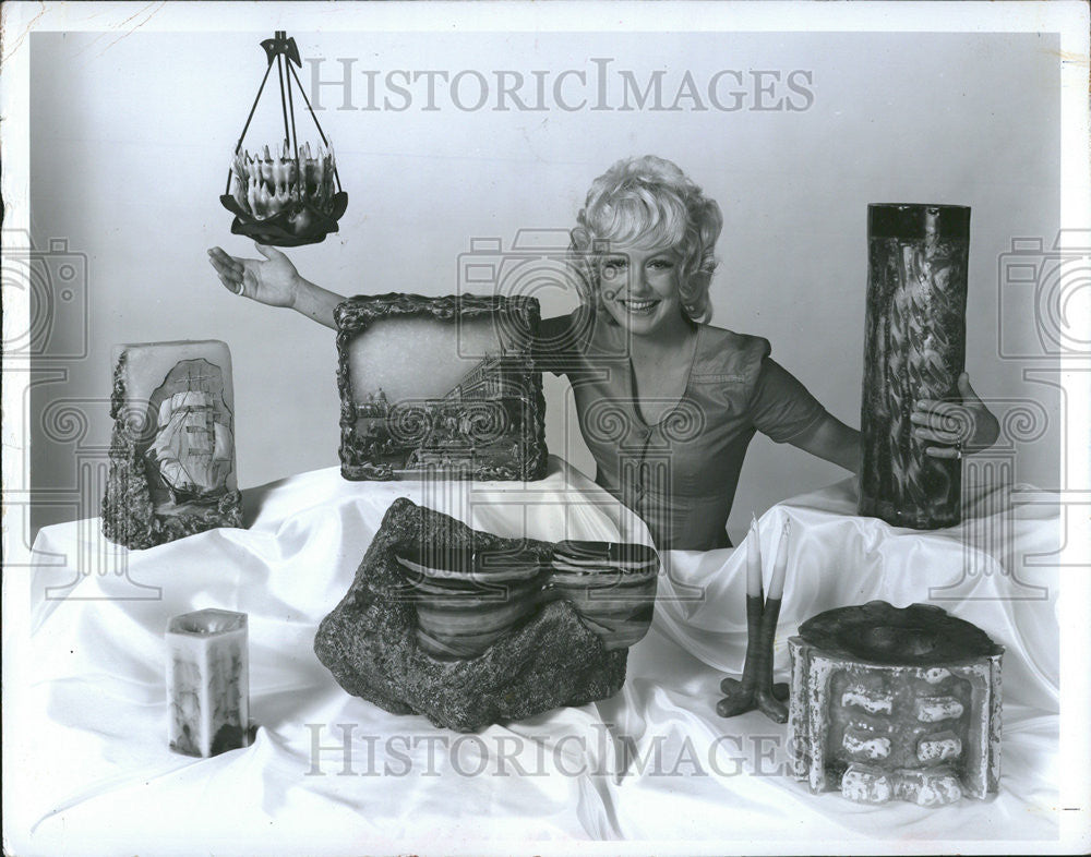 1972 Press Photo Expensive Kit Special Train Candle Make Actress Sarah Kennedy - Historic Images