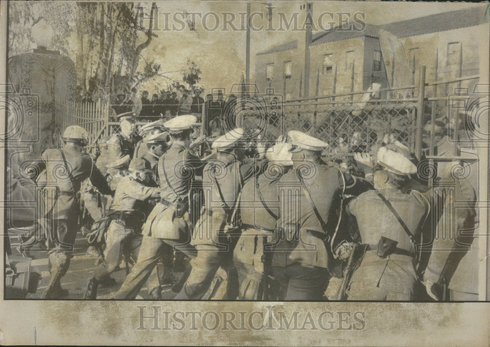 1969 Press Photo Military Policeman Presidio Gate Demonstration - Historic Images