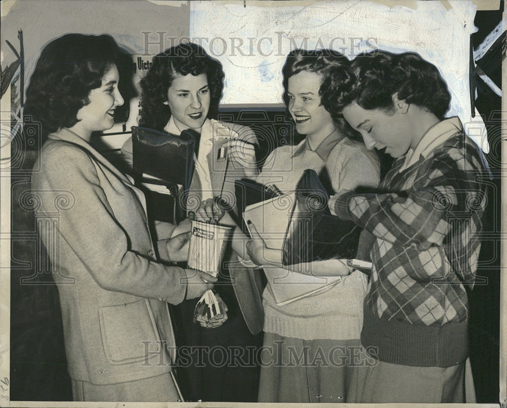 Press Photo Bernice Koshton Audrey Murray Ellen Jean Clock Carol Russ - Historic Images