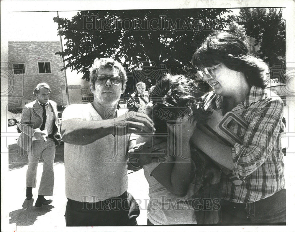 1980 Press Photo Mary Jinodinos Rosa Denos Aka Jinodies TV Cameraman Rich Samuel - Historic Images