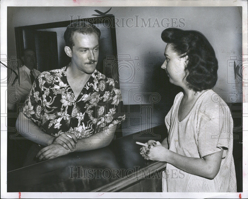 1952 Press Photo Mr Mrs Charles Ford Talk Pose Hoffmann - Historic Images