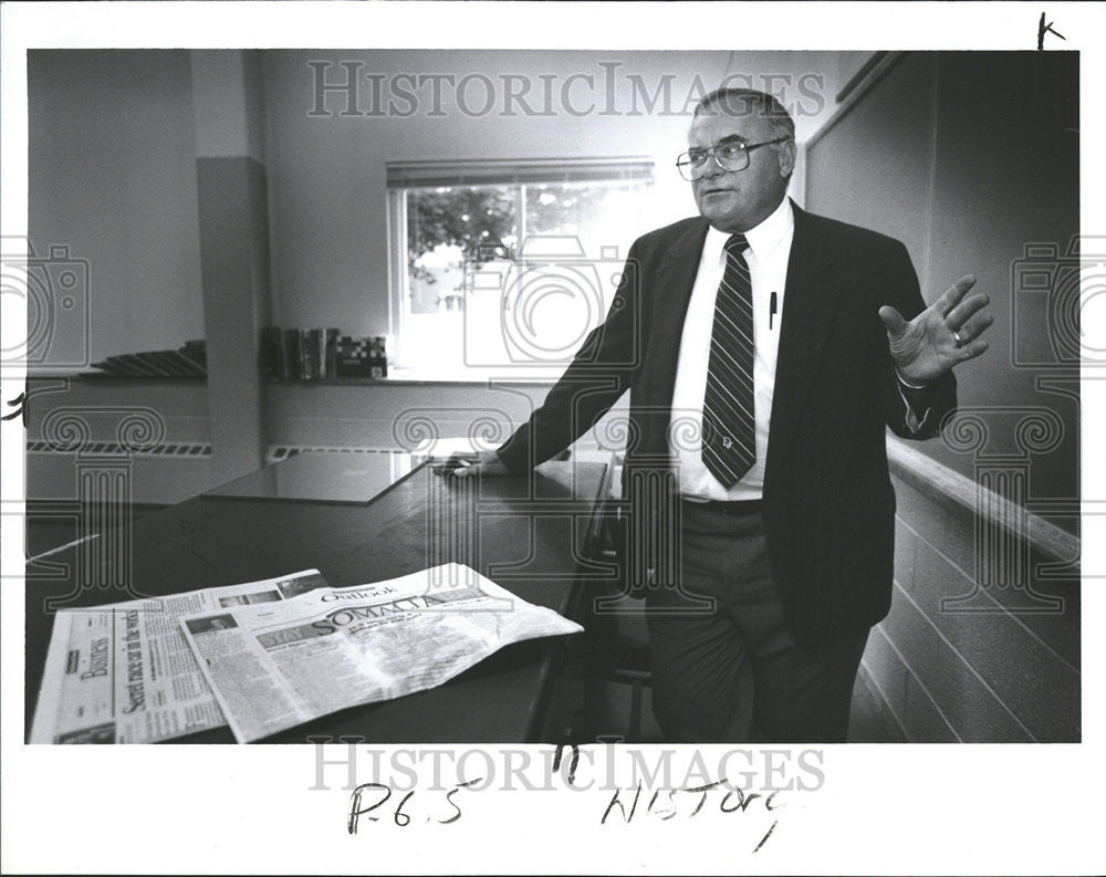 1993 Press Photo Teacher Chuck Dickelman Uses Newspapers To Supplement Textbooks - Historic Images