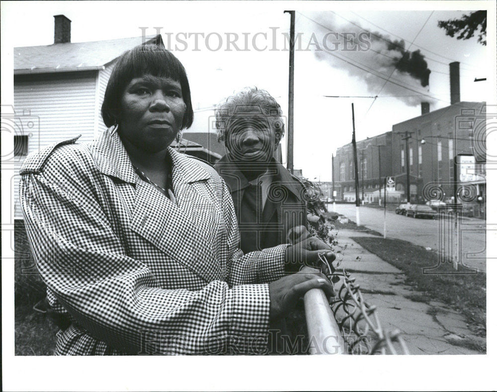 1992 Press Photo Edith Williams daughter Barbara Perkins shadow ntense - Historic Images