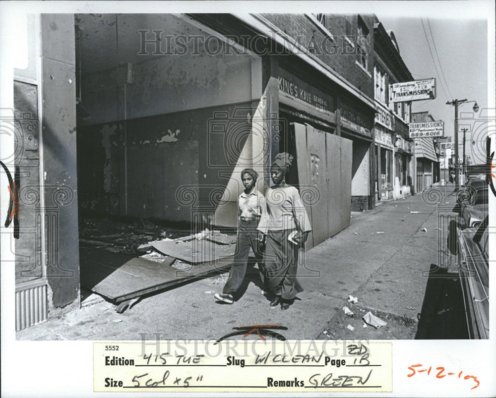 1976 Press Photo Sotre Front sore spot Neighborhood Building - Historic Images