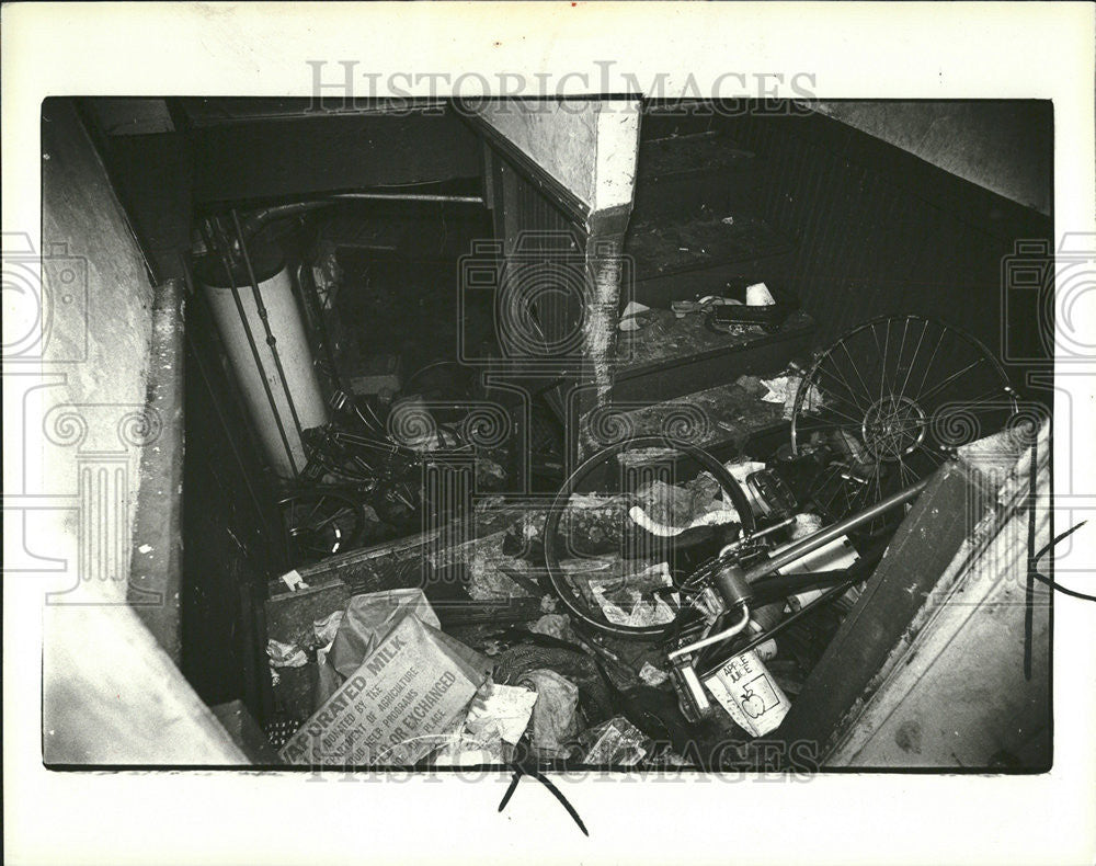 1980 Press Photo Rubbish debris inside abandoned Helen Street home desert - Historic Images