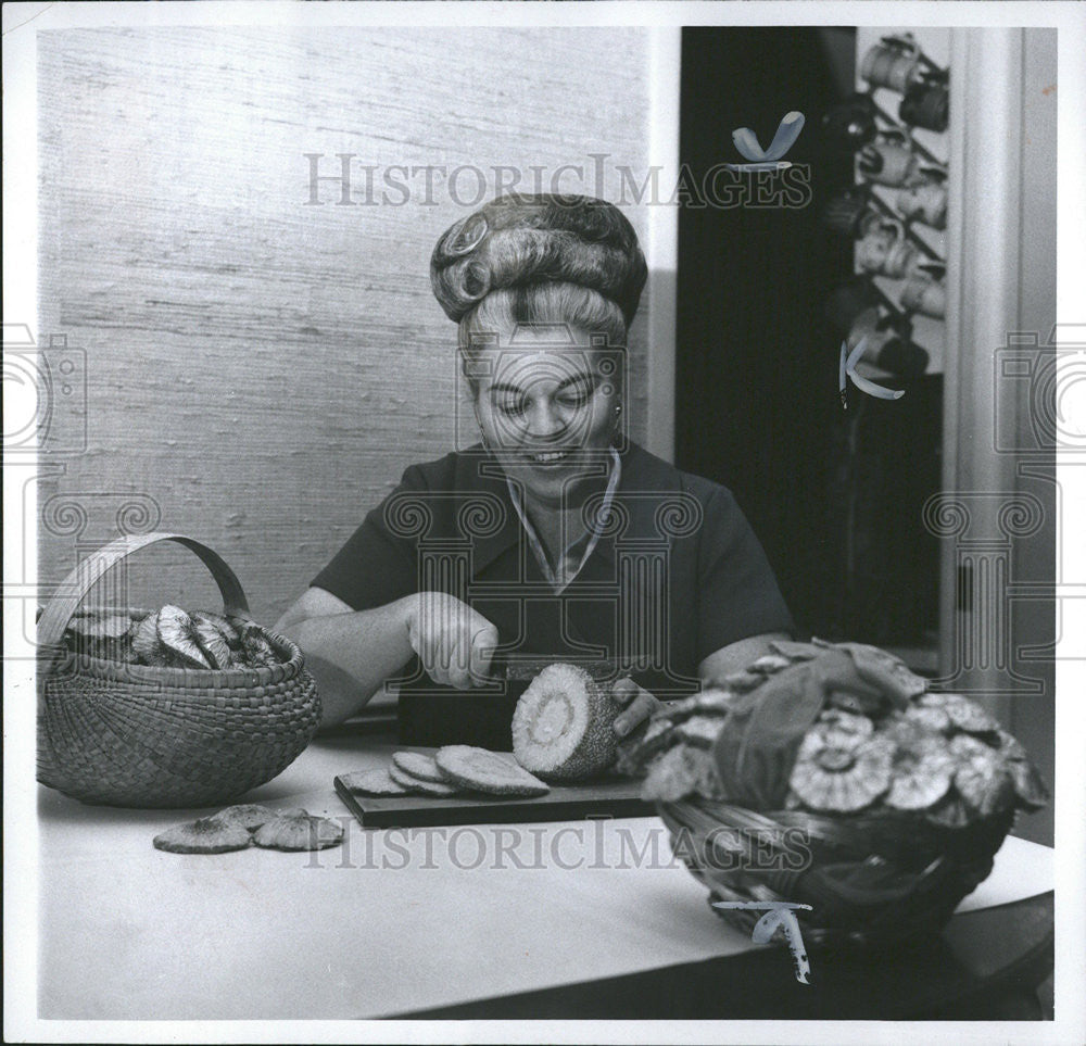 1970 Press Photo Flowers Arrangement Table - Historic Images