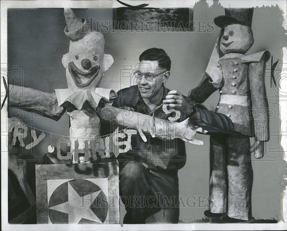 1953 Press Photo Lloyd Vyse prepare Santa workshop scene jack figure made art - Historic Images