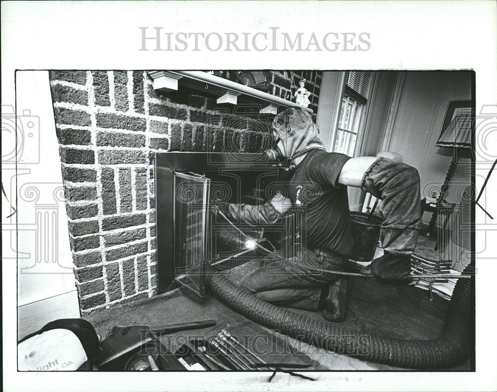 1982 Press Photo Chimneys Sweep Duane Clark Uttica Young - Historic Images