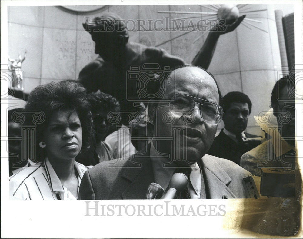 1987 Press Photo Charles Diggs Outside The City County Building In Detroit - Historic Images