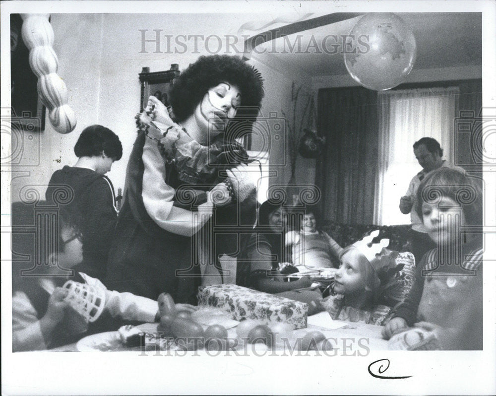 1978 Press Photo Ruth Gozdzik Blabbo Elizabeth Schesnuk crown head Birthday - Historic Images