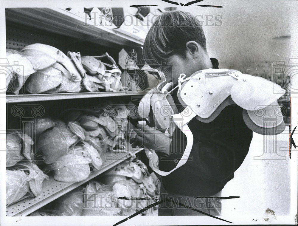 1970 Press Photo Children Shopping - Historic Images