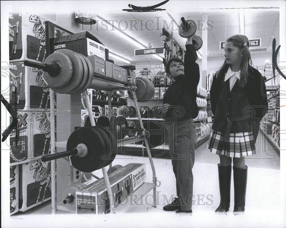 1970 Press Photo Children Shopping Troy Waled Thomas Waller Sister Keitha - Historic Images