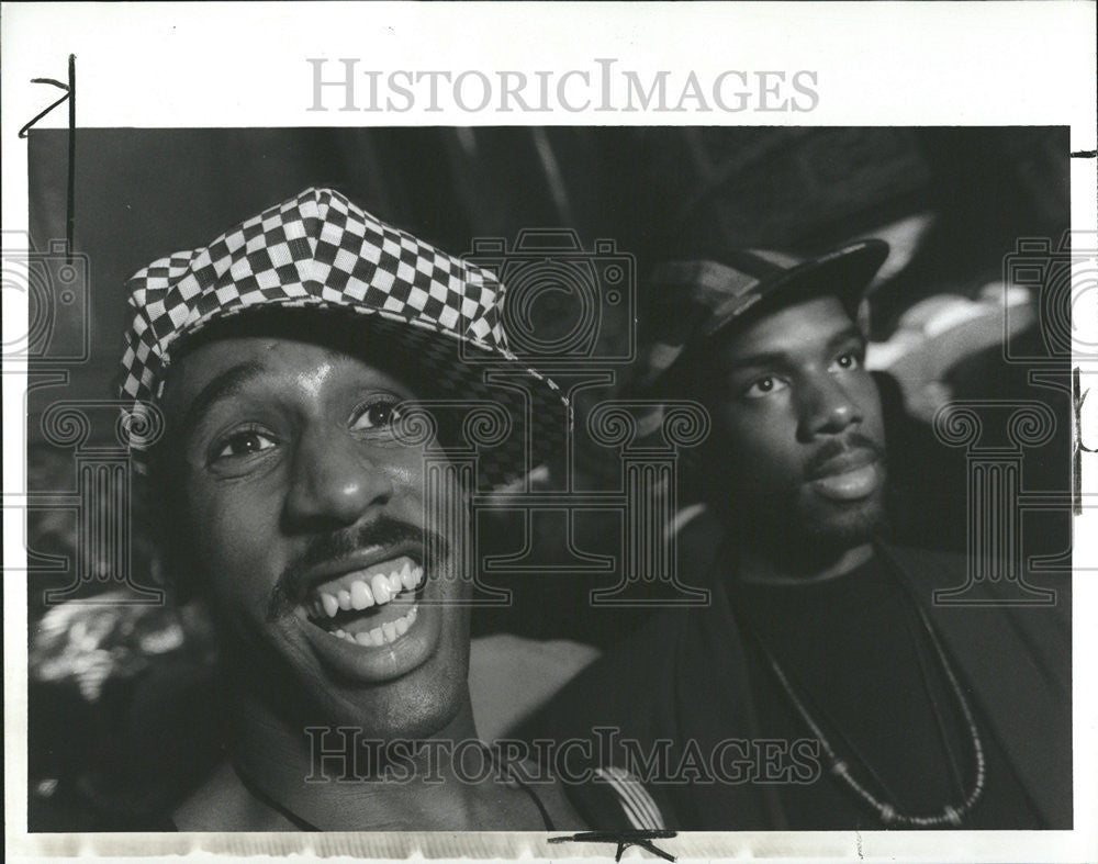 1992 Press Photo Two Black Men Wear Cloth Hat Fashion - Historic Images