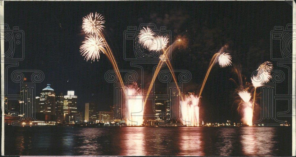 1990 Press Photo Gonzalez Fireworks Detroit - Historic Images