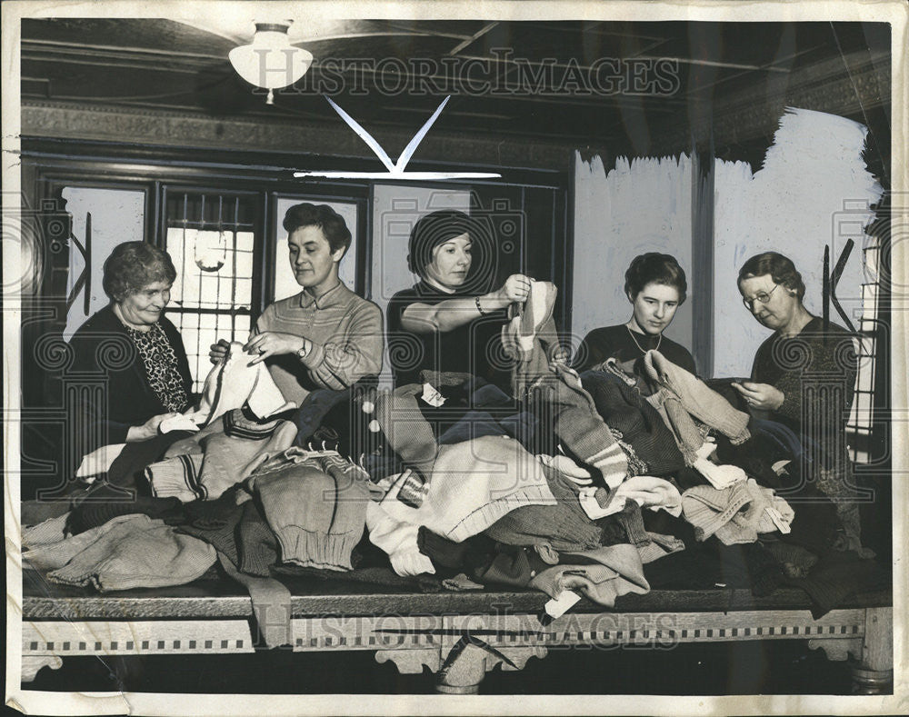 1936 Press Photo News Sweater Knitting Contest - Historic Images