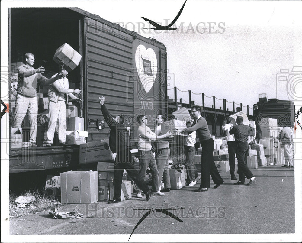 1963 Press Photo People Loading Old Clothes for Distribution around world. - Historic Images