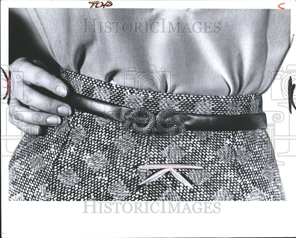 1975 Press Photo Women&#39;s Clothing Fashion Designing - Historic Images