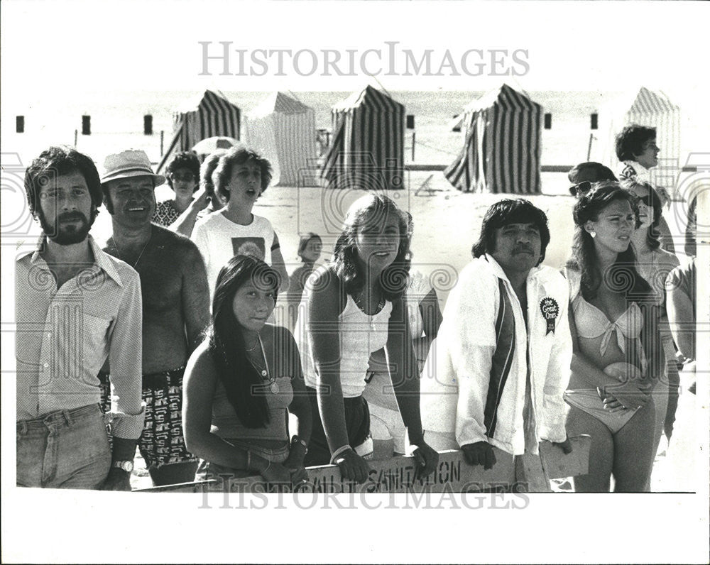 1977 Press Photo Spectator gather Fullerton beach Fury film shooting scene watch - Historic Images