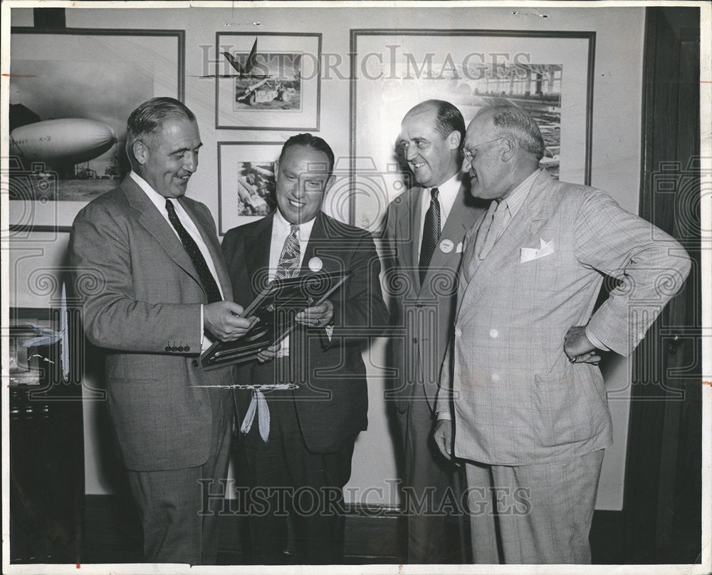 1943 Press Photo  James C Bright Detroit Lire Dealer - Historic Images