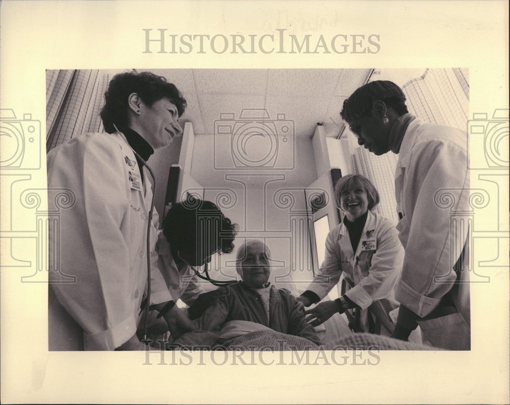 1994 Press Photo Merry Stewart nurse practitioner patient Martha Kreft Morgan - Historic Images